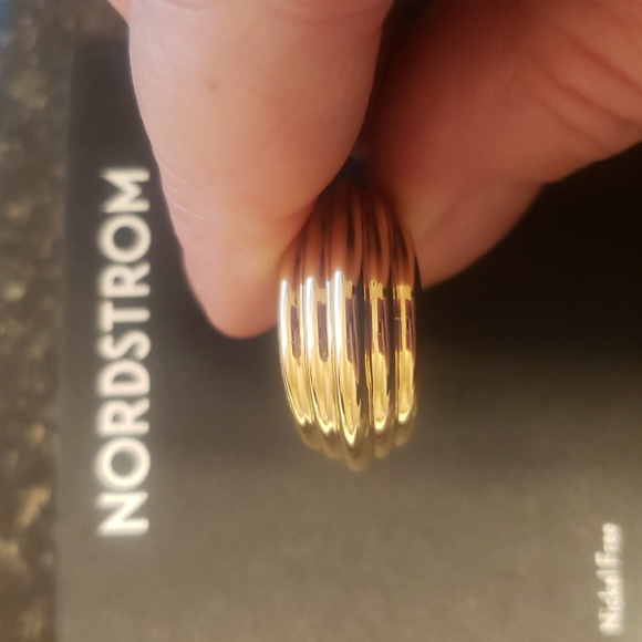 Beautiful Ring - Picture 2 of 4